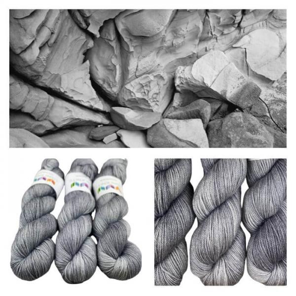 mera-handgefärbte-plastikfreie-Sockenwolle-silver-gray